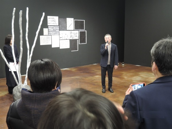국제갤러리 K2 1층 전시실에서 작품을 설명하는 김홍석 작가. 왼쪽 그의 설치 '다섯 손가락'도 보인다.