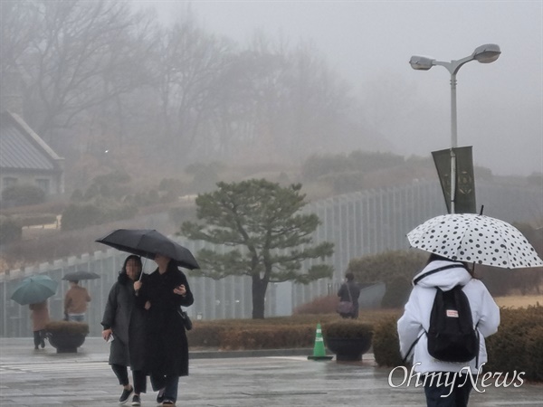 19일 오전 서울 서대문구 이화여대 교정을 걷고 있는 학생들 뒤로 이화캠퍼스복합단지(ECC)가 보인다.