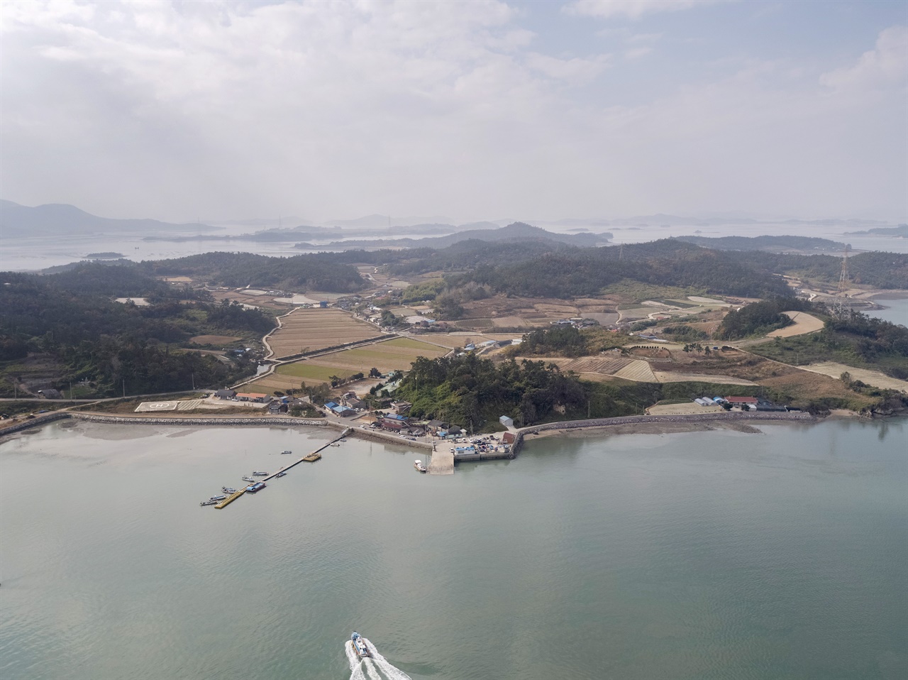 고이도(위)와 무안군 운남면 사이에 있는 해협. 아래쪽 튀어나온 곳이
신월리 선착장.