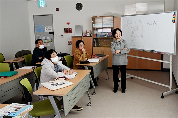  평생학습 강의실에는 5명의 늦깎이 학생들이 모여 있다.