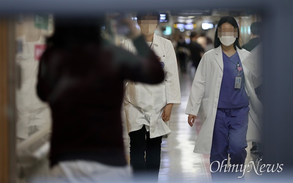 세브란스병원 소아청소년과 1∼3년 차를 포함한 전공의들이 사직서를 제출한 지난 19일 오전 서울 서대문구 세브란스병원에서 의료진들이 발걸음을 옮기고 있다.