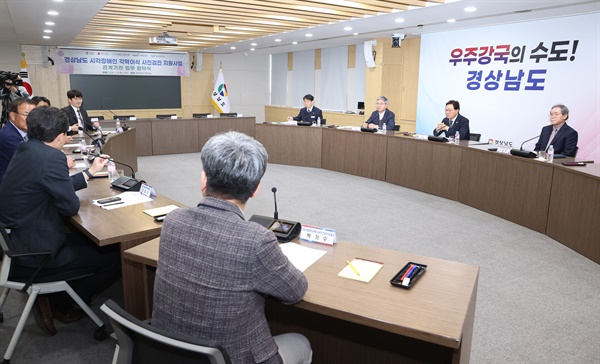  19일 오후 경남도청에서 열린 ‘시각장애인 각막이식 사전검진 지원사업 추진 업무협약’ 체결식.