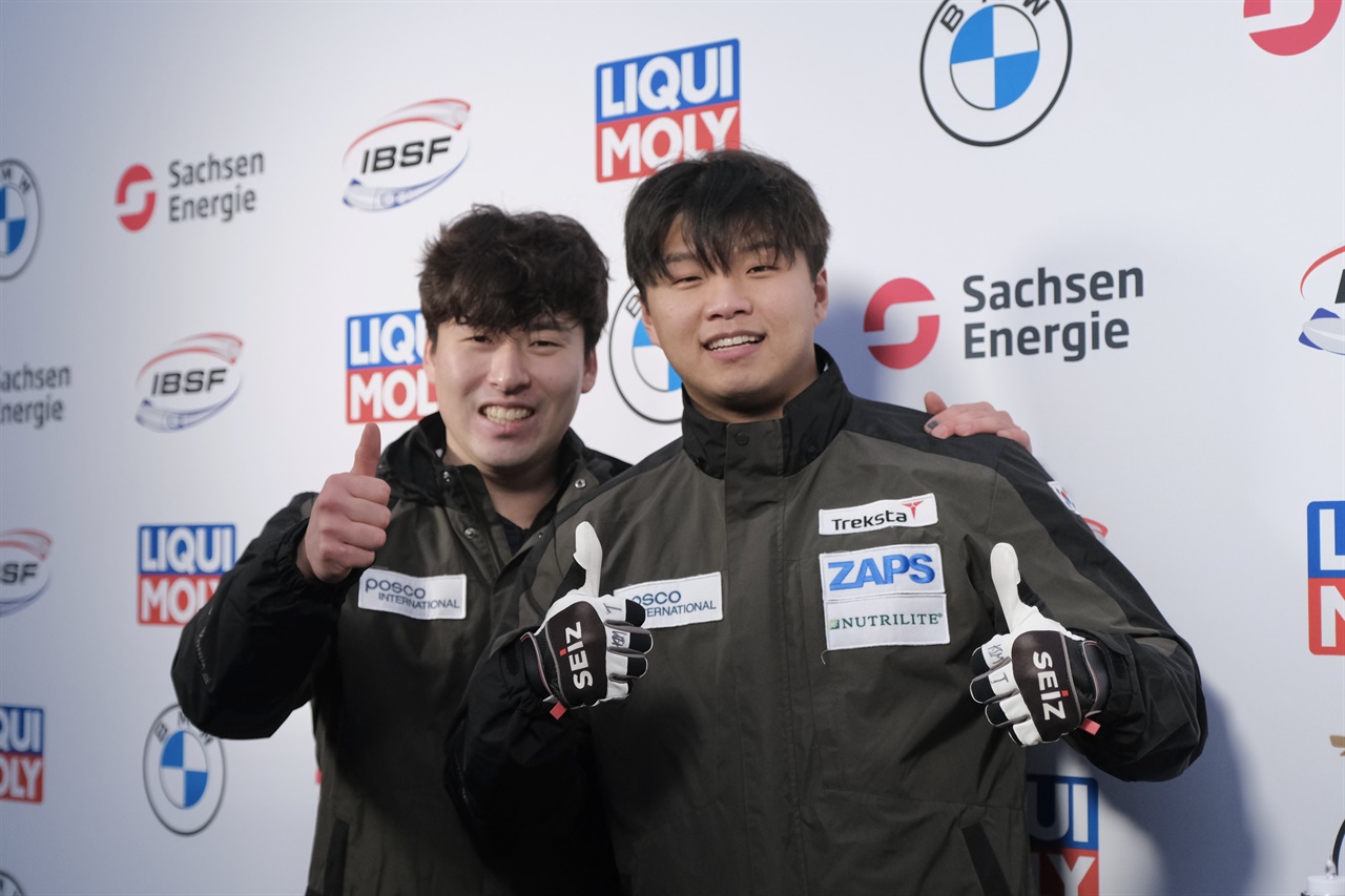  17일 독일 알텐베르크에서 열린 2023-24 IBSF 월드컵 봅슬레이 2인승 7차 대회에서 동메달을 획득한 김진수(왼쪽), 김형근(오른쪽) 선수.