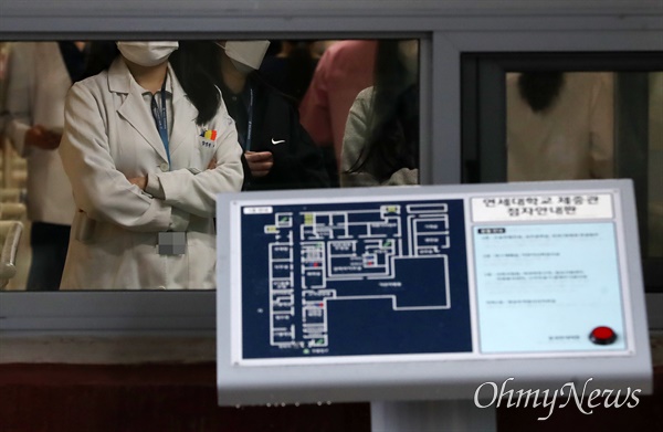 세브란스병원 소아청소년과 1∼3년 차를 포함한 전공의들이 사직서를 제출한 19일 오전 서울 서대문구 세브란스병원에서 한 의료진이 발걸음을 옮기고 있다.
