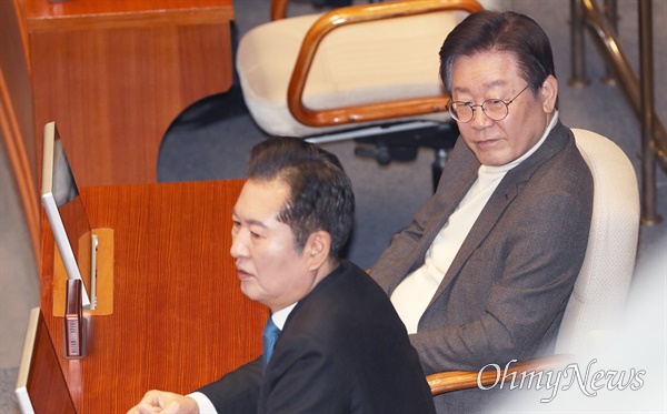이재명 더불어민주당 대표가 20일 오전 서울 여의도 국회 본회의장 의석에 앉아 있다. 왼쪽은 정청래 최고위원.