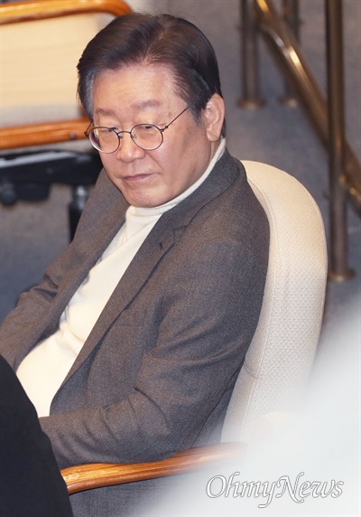 이재명 더불어민주당 대표가 20일 오전 서울 여의도 국회 본회의장 의석에 앉아 있다. 