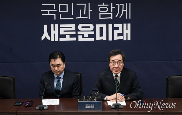 이낙연 개혁신당 공동대표와 김종민 최고위원이 20일 서울 여의도 새로운미래 당사에서 개혁신당과의 결별 기자회견을 하고 있다.