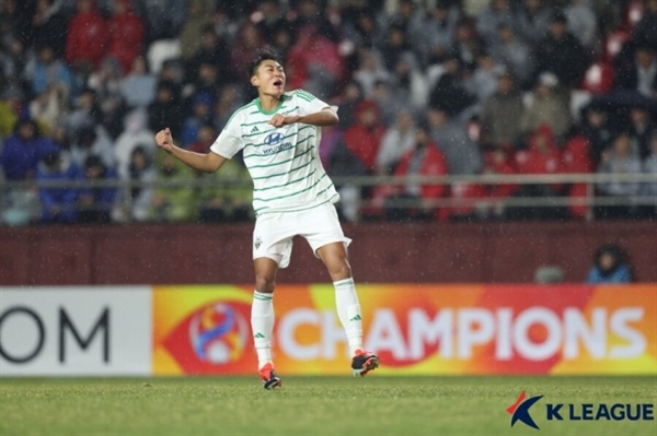 정태욱 전북의 정태욱이 포항과의 아시아 챔피언스리그 16강 2차전에서 득점에 성공한 후 환호하고 있다.