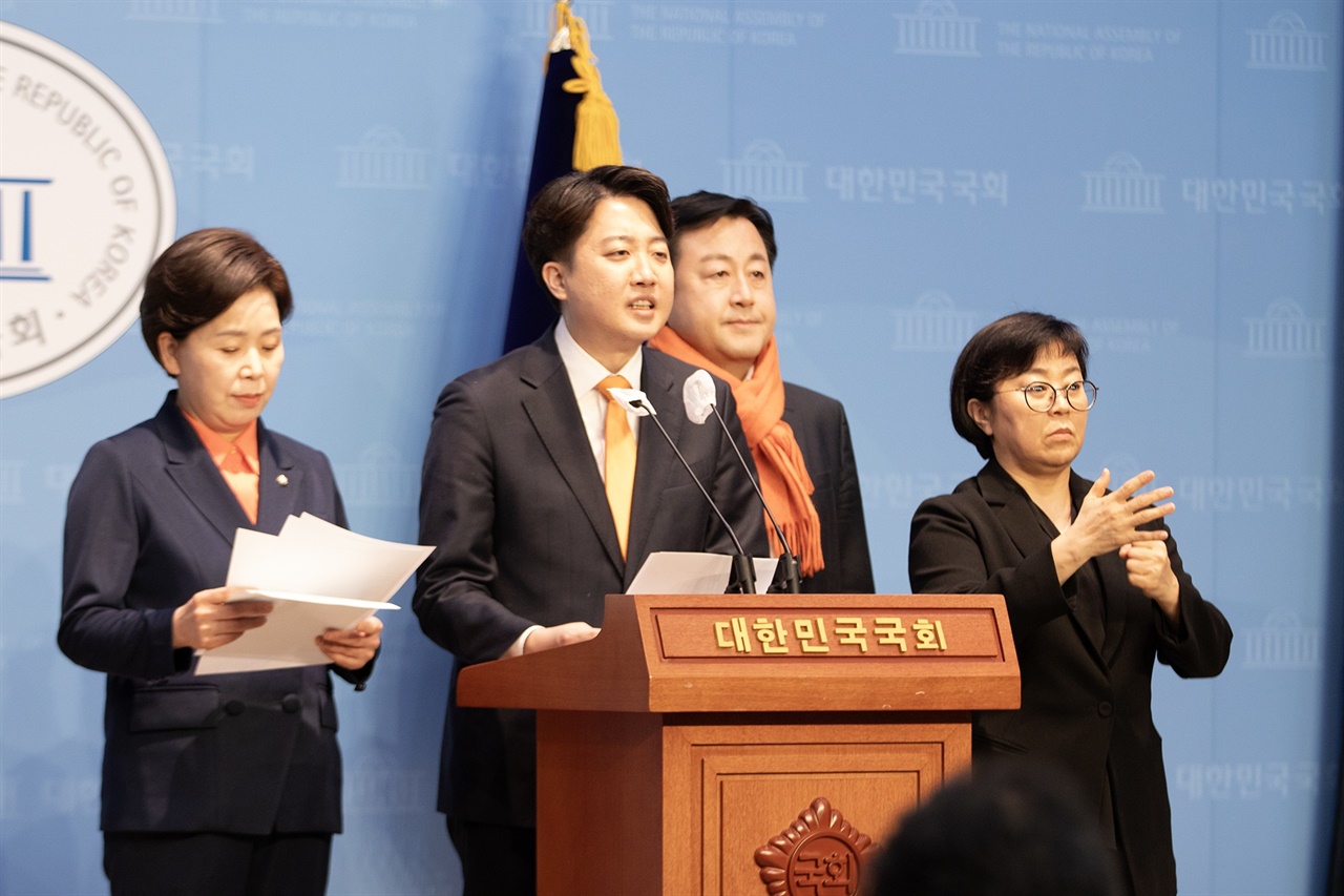 개혁신당 이준석 대표가 20일 오후 여의도 국회소통관에서 총선 공약을 발표하고 있다.