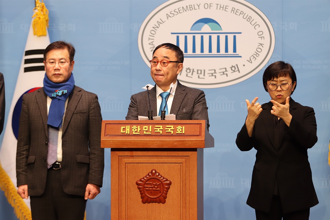 개그맨 서승만이 20일 국회소통관에서 22대 국회의원 선거 더불어민주당 비례대표 출마 기자회견을 하고 있다.
