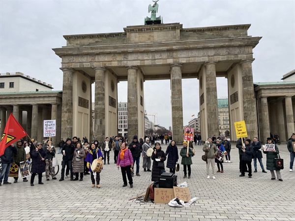 독일 베를린 브란덴부르크문 광장에서 열린 재독촛불행동 '윤석열 대통령 규탄' 집회