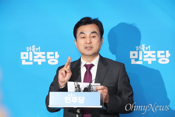 안규백 더불어민주당 전략공천관리위원장이 21일 서울 여의도 국회에서 제5차 전략공관위 회의결과 브리핑을 하고 있다.
