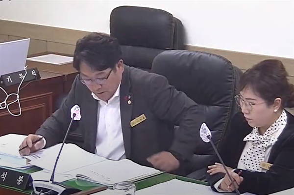 거제시의회 안석봉 시의원이 20일 상임위 회의에서 통영화장장 공동사용 협약 체결에 반대 의견을 피력하고 있다. 