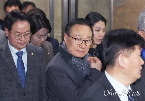 지난 21일 서울 여의도 국회에서 열린 의원총회에 참석한 홍영표 의원 등이 의총장을 나서고 있다.
