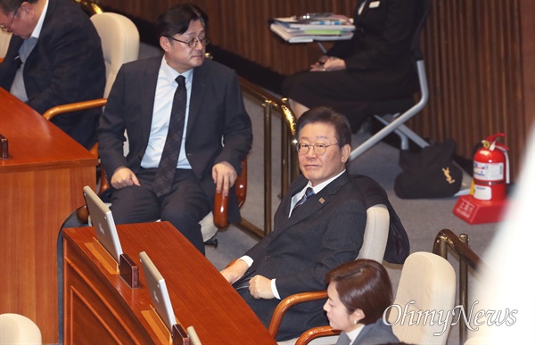 이재명 더불어민주당 대표가 21일 오전 서울 여의도 국회 본회의장 의석에 앉아 있다. 왼쪽은 홍익표 원내대표.