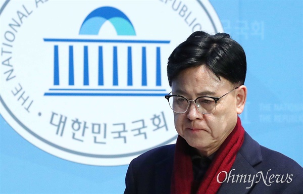 이명수 국민의힘 의원이 21일 오후 서울 여의도 국회 소통관에서 제22대 국회의원 선거 아산갑 공천 관련 기자회견을 한 뒤 나서고 있다. 