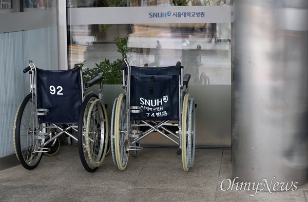 정부의 의대 증원 방침에 맞서 의협과 전공의들이 집단행동을 하고 있는 2월 21일 오후 서울 종로구 서울대병원에서 환자들을 위한 휠체어가 놓여 있다.