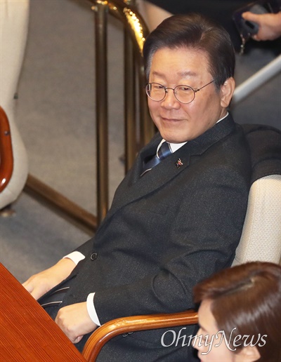이재명 더불어민주당 대표가 21일 오전 서울 여의도 국회 본회의장 의석에 앉아 있다. 