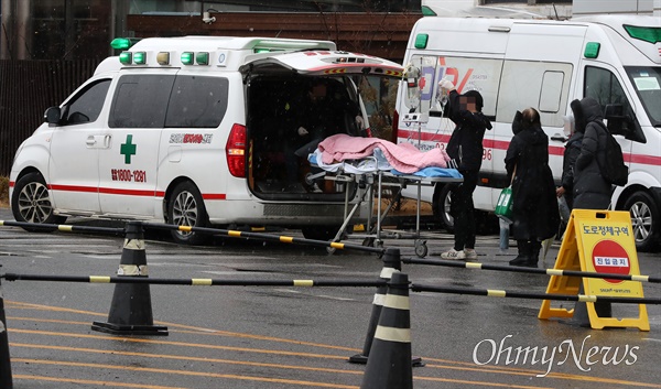 정부의 의대 증원 방침에 맞서 의협과 전공의들이 집단행동을 하고 있는 21일 오후 서울 종로구 서울대병원에서 한 응급차가 환자이송을 준비하고 있다.
