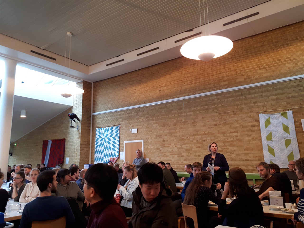 덴마크의 한 교사 양성 학교 식당에서 모든 학생들과 교직원들이 일제히 식사를 멈추고 한 구성원의 발언에 집중하고 있다. 