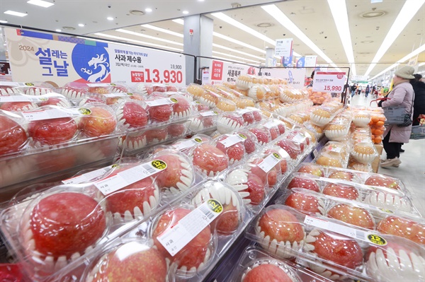 설 연휴를 하루 앞둔 8일 서울 시내 한 대형마트에 제수용 사과가 진열되어 있다. 농식품부에 따르면 사과, 배 등의 가격이 작년 설 성수기보다 각각 10.7%, 19.2% 높다.