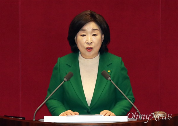 심상정 녹색정의당 원내대표가 22일 오후 서울 여의도 국회 본회의장에서 비교섭단체 대표 연설을 하고 있다.
