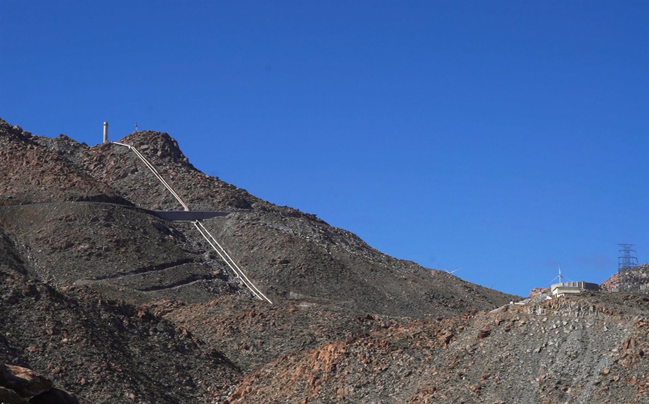 티후아나 지역으로 물을 공급하기위해 시에라 데 후아레스(Sierra de Juarez) 산맥의 바위산을 오르고 있는 수로 강철관
