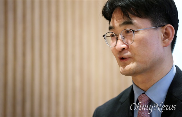 최병천 신성장경제연구소 소장은 22일 오마이뉴스와의 인터뷰를 통해 "한국은 기본적으로 보수 우위 사회"라고 강조했다. 