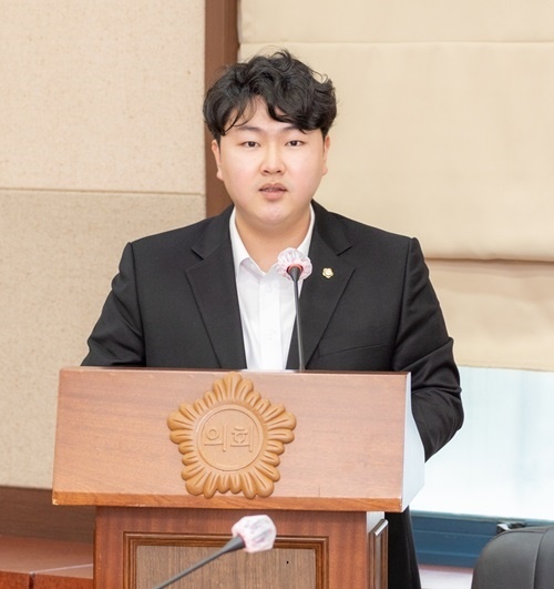 교육관련 지원 조례를 대표 발의한 강남구의회 우종혁 의원.