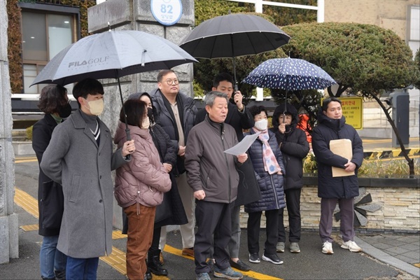  '상당구를 걱정하는 국민의힘 당원 및 주민'이라고 밝힌 이들은 22일 기자회견을 열고 정우택 의원의 '돈봉투 수수'와 관련, 당차원의 진상규명을 촉구했다.(독자 제공)