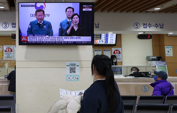 정부의 의대 정원 증원 정책에 반발한 전공의들의 집단행동 사흘째인 22일 오전 서울의 한 공공 병원에 설치된 TV에 전공의 이탈 관련 정부의 대응 방안 관련 뉴스가 나오고 있다.

