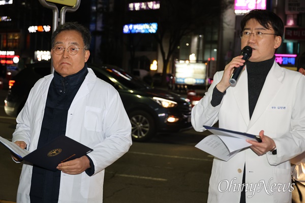  경상남도의사회는 22일 저녁 창원 정우상가 앞에서 의과대학생 2000명 증원에 반대하는 집회를 열었다. 왼쪽은 최성근 회장.