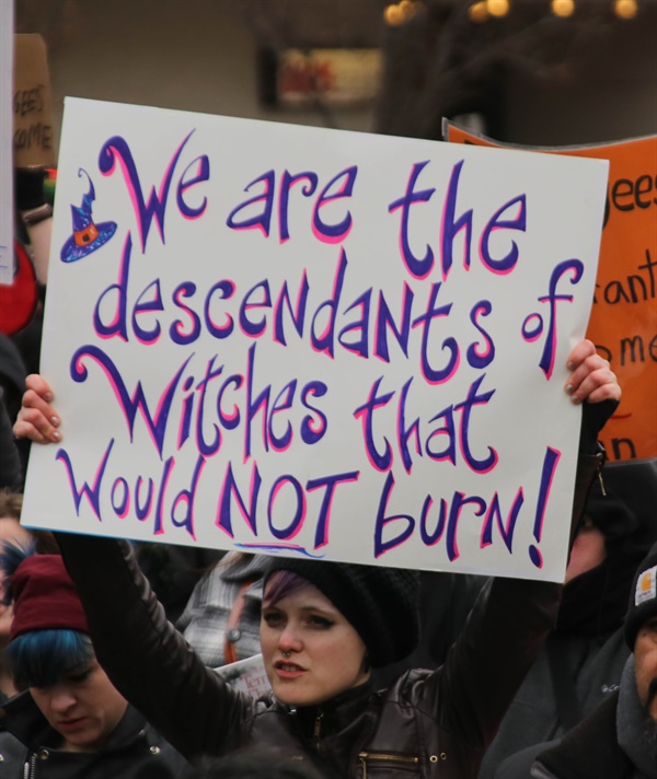 2017년 2월 4일 미국 세인트루이스에서 열린 트럼프 정권의 반이민 행정명령 반대 집회 시위 사진이다. 참가자 한 명이 “우리는 불타지 않은 마녀의 후손들이다!”라는 피켓을 들고 있다. 책 <우리는 당신들이 불태우지 못한 마녀의 후손들이다> 105쪽에도 같은 사진이 실렸다. https://lrl.kr/E8sA
