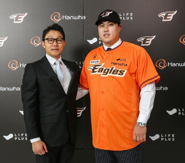  류현진(오른쪽)은 장고 끝에 한화와 8년170억 원의 조건에 계약을 체결하며 11년 만에 KBO리그로 복귀했다.