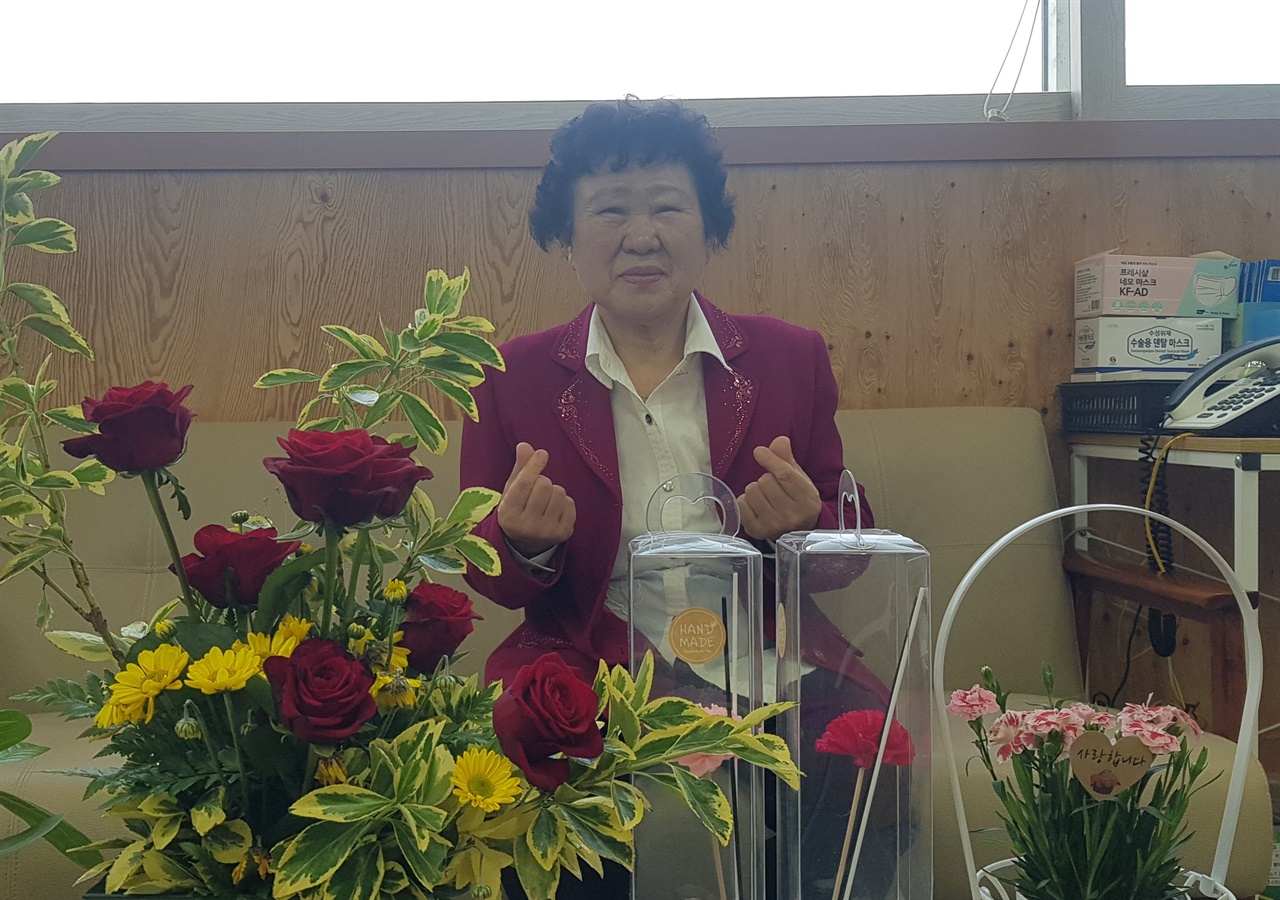 지난 2023년 5월 8일 어버이날, 김순임씨가 <열린순창> 사무실을 찾아와 학교에서직접 만든 장미꽃 화분을 선물했다.