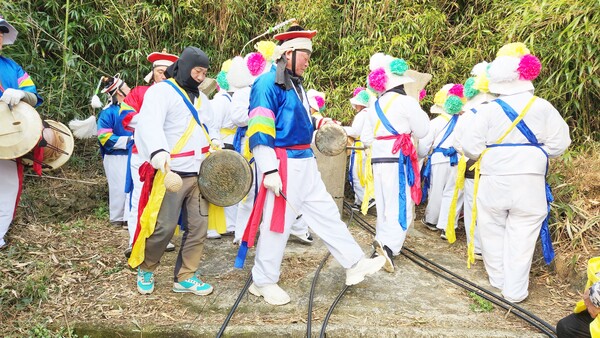 샘굿을 치는 풍물패, 서넙도에는 세 개의 샘이 있는데 제일 큰 샘에서만 굿을 친다. 