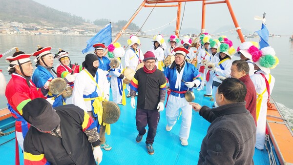  새로 건조한 잇가리 배에서 선상굿을 펼치는 풍물패