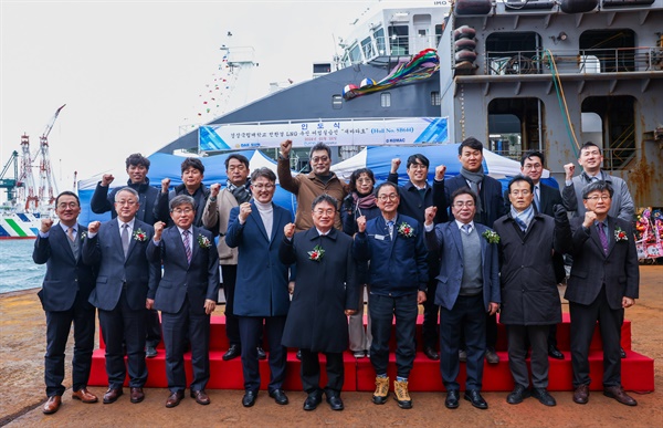  경상국립대학교 해양과학대학은 22일 오후 부산 대선조선 영도조선소에서 ‘친환경 LNG 추진 어업실습선 새바다호 인도 및 명명식’을 개최했다. 