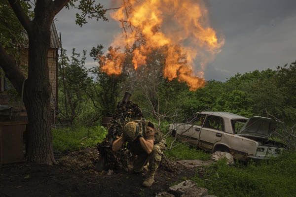 2023년 5월 28일, 한 우크라이나 군인이 바흐무트 인근 최전선에서 러시아 진지를 향해 박격포를 발사하고 있다. 