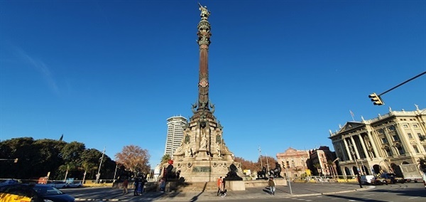 바르셀로나 람브라스 거리에 있는 이 기념탑에는 콜럼버스, 이사벨라 여왕 등 당시 대항해 시대를 상징하는 인물들이 부조돼 있다.
