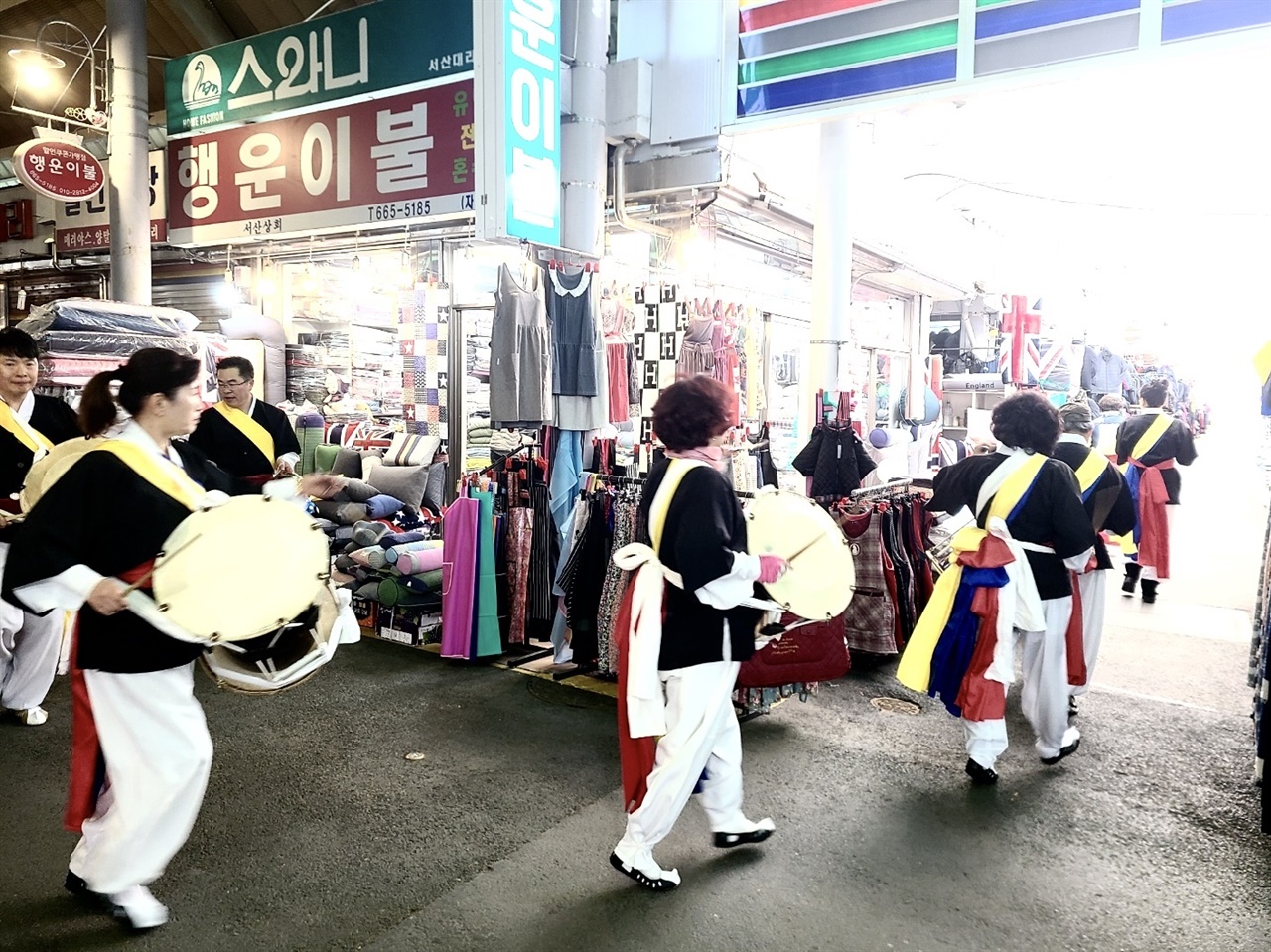  음력 1월 15일 정월대보름인 24일 오전, 서산동부시장에서는 풍물패 지신밟기 행사가 이어졌다.