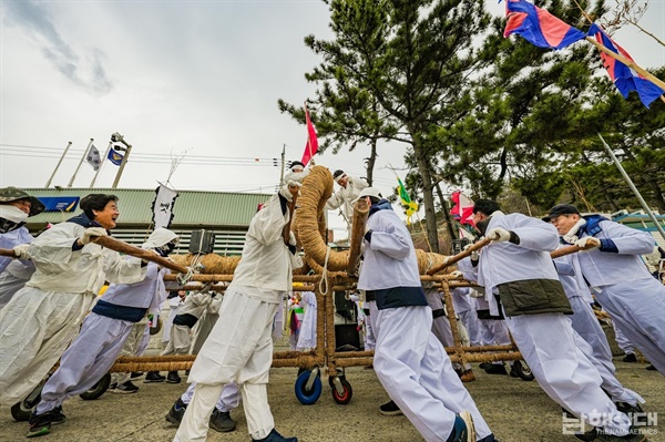  남해군 남면 선구마을 줄끗기 행사가 24일 선구마을 몽돌해변에서 열렸다.