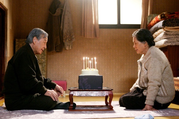  김만석 할아버지(왼쪽)는 송이뿐 할머니의 생일을 축하해 주면서 넌지시 사랑을 고백한다.