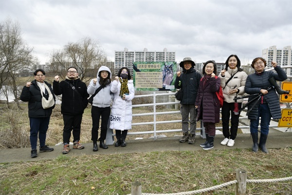 부산환경운동연합 활동가들이 대구 금호강 팔현습지를 찾았다. 
