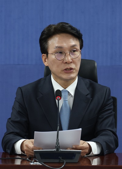 더불어민주당 김민석 총선 상황실장이 25일 국회 의원회관에서 열린 기자간담회에서 발언하고 있다 2024.2.25