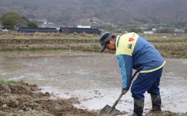 지난해 봄 울산 울주군 웅촌면에서 한 농민이 모내기를 하고 있다.