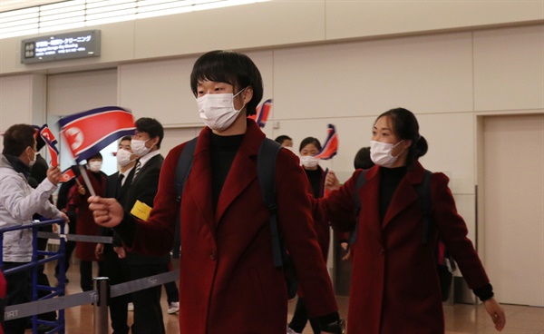 일본 입국하는 북한 여자축구 대표팀 붉은색 코트를 입은 북한 여자축구 대표팀 선수들이 25일 도쿄 하네다공항을 통해 일본에 입국하고 있다. 북한 대표팀은 28일 도쿄에서 일본과 2024 파리 올림픽 최종예선 2차전을 치른다.