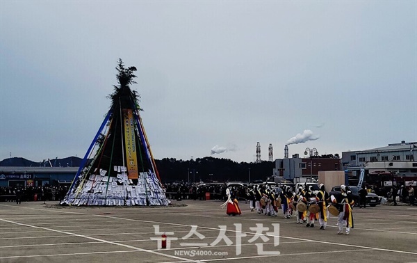  동서금동 팔포 수협냉장냉동창고 앞에서는 지역나눔봉사 초록21 주관으로 다양한 민속행사, 기원제, 달집 태우기 행사가 진행됐다.