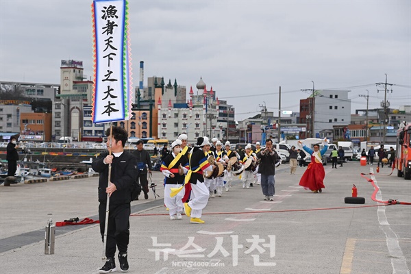  동서금동 팔포 수협냉장냉동창고 앞에서는 지역나눔봉사 초록21 주관으로 다양한 민속행사, 기원제, 달집 태우기 행사가 진행됐다.