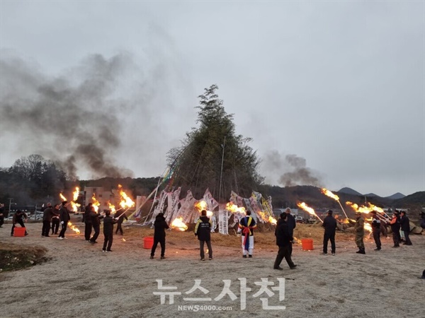  곤양면 달집태우기 현장.